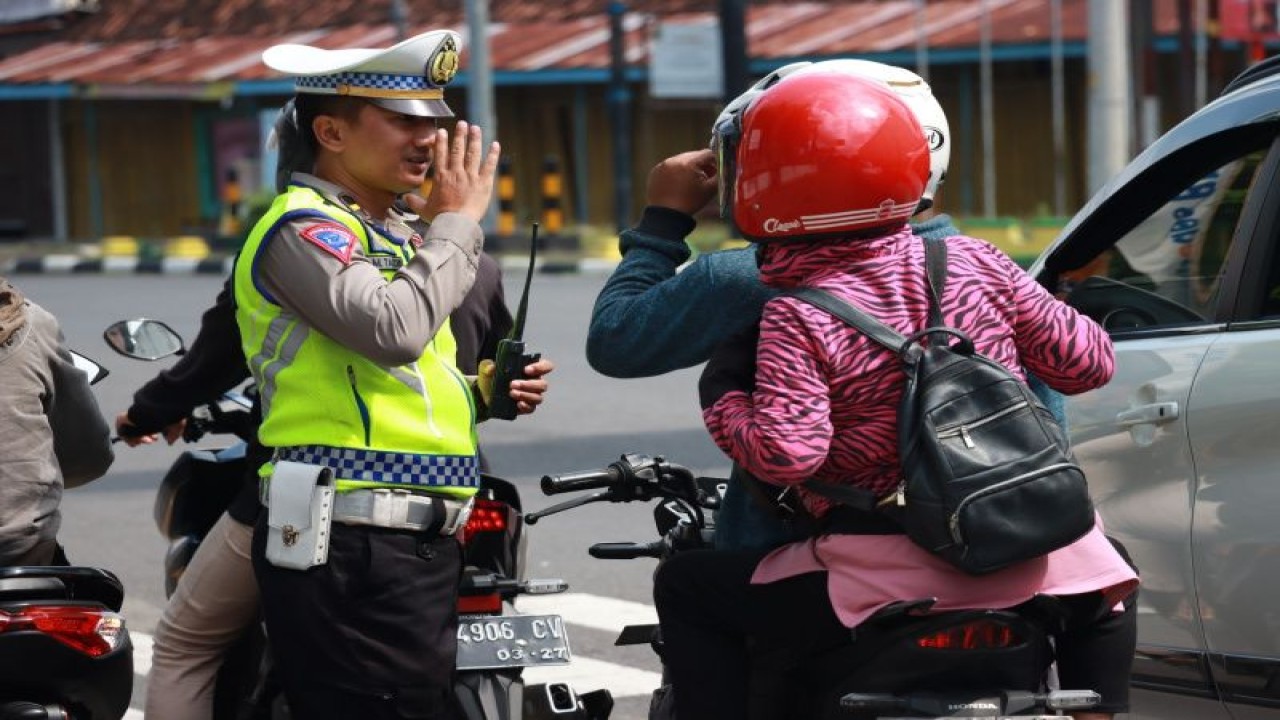 Anggota Kepolisian Resor Kulon Progo melaksanakan Operasi Patuh Progo. (ANTARA/HO-Humas Polres Kulon Progo)