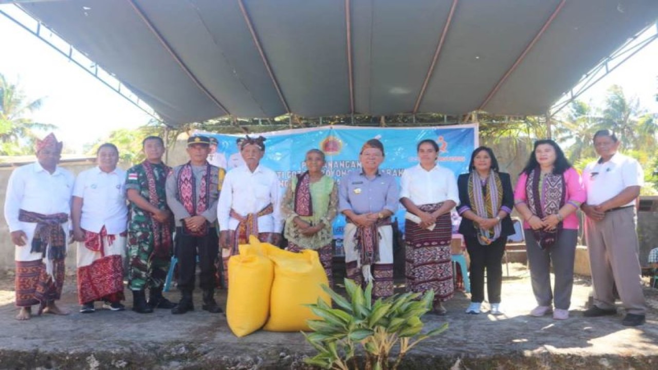 Bupati Kupang Provinsi Nusa Tenggara Timur Korinus Masneno (kelima dari kanan) saat menyerahkan bantuan bagi warga Kecamatan Amarasi. (ANTARA/HO-Prokompim setda Kabupaten Kupang)