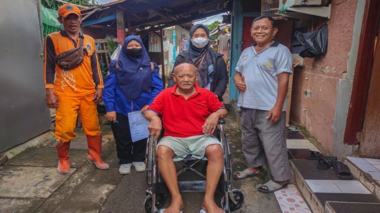 Sejumlah warga di Jagakarsa mendapat bantuan kursi roda dari Pemerintah Kota Administrasi Jakarta Selatan, Jakarta, Jumat (7/7/2023). ANTARA/HO-Kominfotik Jakarta Selatan/aa.