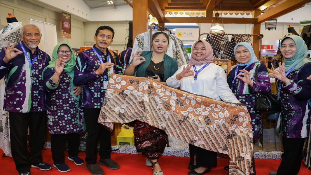 Bupati Sleman Kustini Sri Purnomo mendampingi para pelaku UMKM pada Apkasi Otonomi Expo 2023 di ICE Bumi Serpong Damai (BSD) Tangerang, Kamis (20/7/2023). ANTARA/HO-Bagian Prokopim Setda Sleman