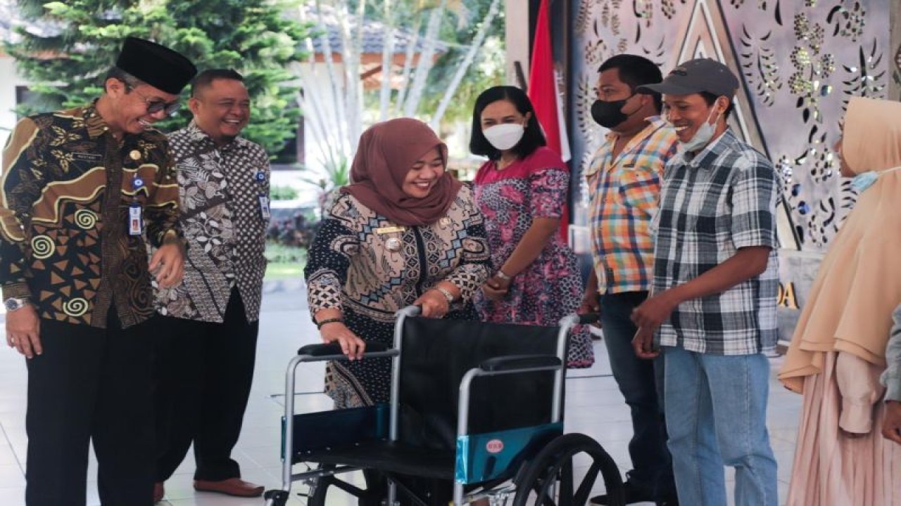 Bupati Sleman Kustini Sri Purnomo bantuan berupa alat bantu bagi penyandang disabilitas dan lanjut usia program Jaring Pengaman Sosial 2023 di Pendopo Rumah Dinas Bupati Sleman, Kamis (27/7/2023). ANTARA/HO-Bagian Prokopim Setda Sleman