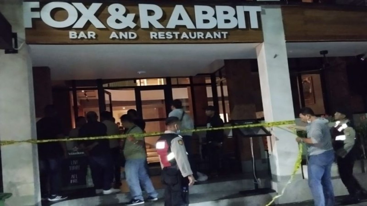 Penyidik Kepolisian Sektor Kuta memasang garis polisi di Fox & Rabbit Bar and Restaurant, Jalan Camplung Tanduk, Seminyak, Kuta, Badung, Bali yang merupakan tempat kejadian perkara dugaan tindak pidana penganiyaan yang menyebabkan seorang warga negara Australia mengalami luka tusuk. ANTARA/HO-Humas Polresta Denpasar.
