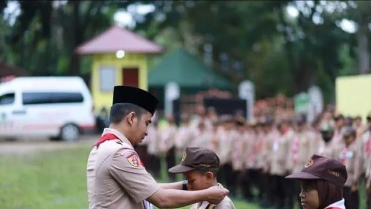 Ketua Kwartir Cabang 0310 Gerakan Pramuka Kota Solok Ramadhani Kirana Putra saat menyerahkan medali ke adik-adik pramuka di kota itu (ANTARA/HO-Prokomp Kota Solok)