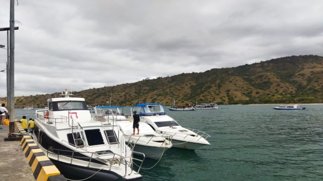 Ilustrasi - Kapal wisata yang berlabuh di Dermaga Marina Pelabuhan Labuan Bajo, Manggarai Barat, NTT. (ANTARA/Fransiska Mariana Nuka)