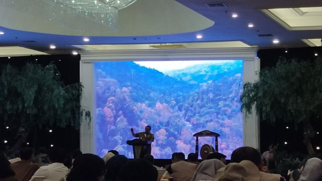 Gubernur Lampung Arinal Djunaidi saat memberi sambutan dalam pembukaan Festival Hutan Lampung, di Bandarlampung, Senin (3/7/2023). ANTARA/Ruth Intan Sozometa Kanafi