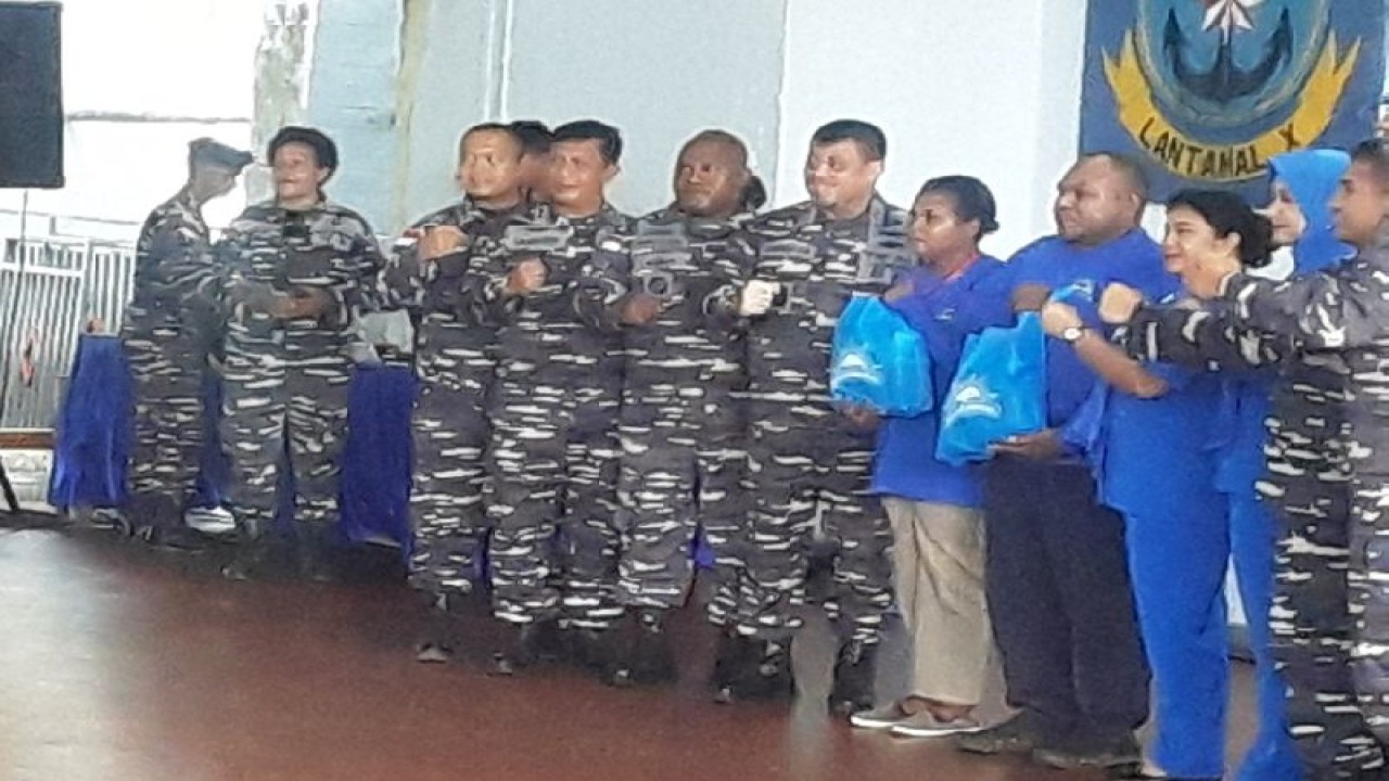 Kadis potensi maritim TNI AL Laksma TNI Suradi Agung Slamet didampingi Danlanal Biak Kolonel Marinir Carlos Deda memberikan bahan kontak petani pelatihan ketahanan pangan.ANTARA/Muhsidin