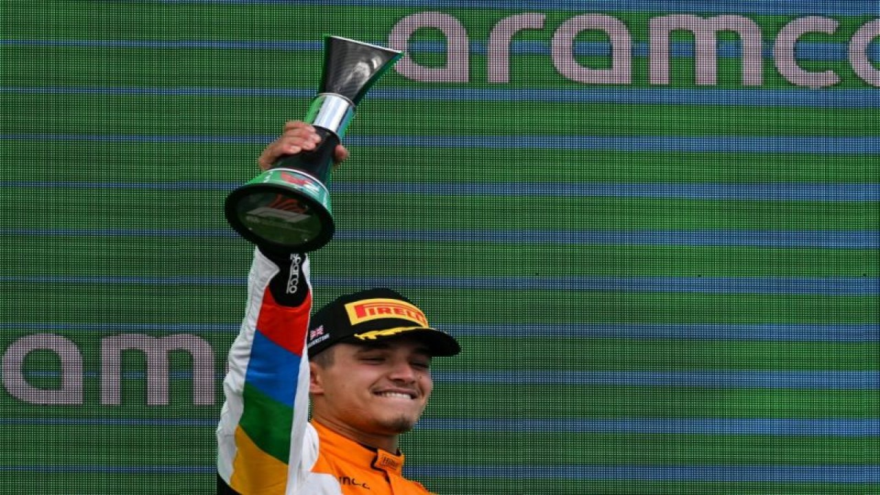 Pebalap Inggris dari tim McLaren Lando Norris merayakan pencapaian podiumnya setelah finis P2 di Grand Prix Inggris, di Sirkuit Silverstone, Inggris, Minggu (9/7/2023). (ANTARA/AFP/ANDREJ ISAKOVIC)