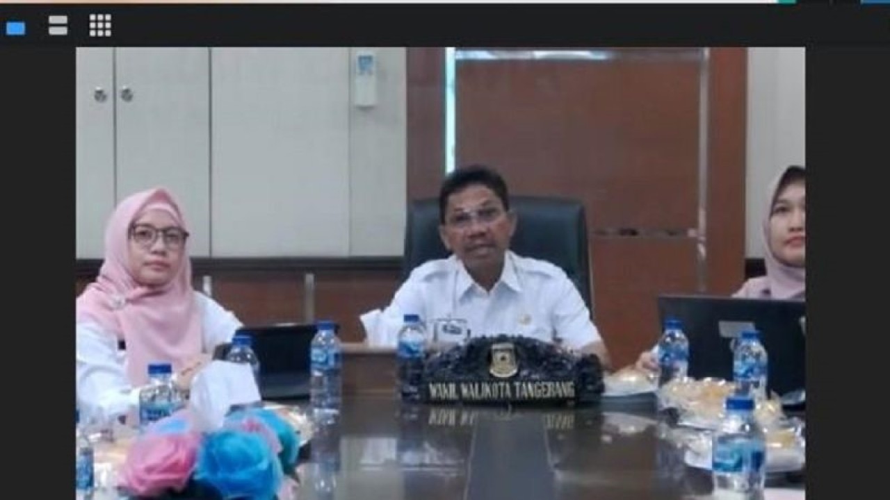 Wakil Wali Kota Tangerang, Sachrudin (tengah) didampingi Kadis Kesehatan dr Dini (kiri) saat paparan terkait program Lansia Sumringah yang masuk 99 besar dalam Kompetisi Inovasi Pelayanan Publik (KIPP) Tingkat Nasional secara daring. ANTARA/Irfan
