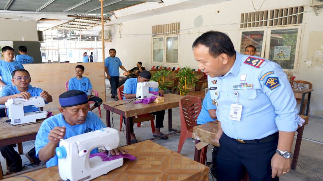 Kepala Lapas Indra Mokoagow mengawasi praktik menjahit di Lembaga Pemasyarakatan (Lapas) Kelas IIA, UPT Kanwil Kemenkumham Gorontalo di Kota Gorontalo, Gorontalo, Senin (31/7/2023). ANTARA/Adiwinata Solihin