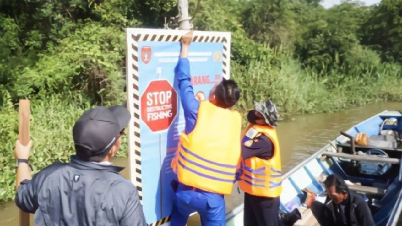 Dokumentasi - Tim gabungan melakukan pemasangan plang larangan menangkap ikan dengan cara yang dapat merusak lingkungan di sejumlah tempat di Kabupaten Kotawaringin Barat. (ANTARA/Dokumentasi Pribadi)