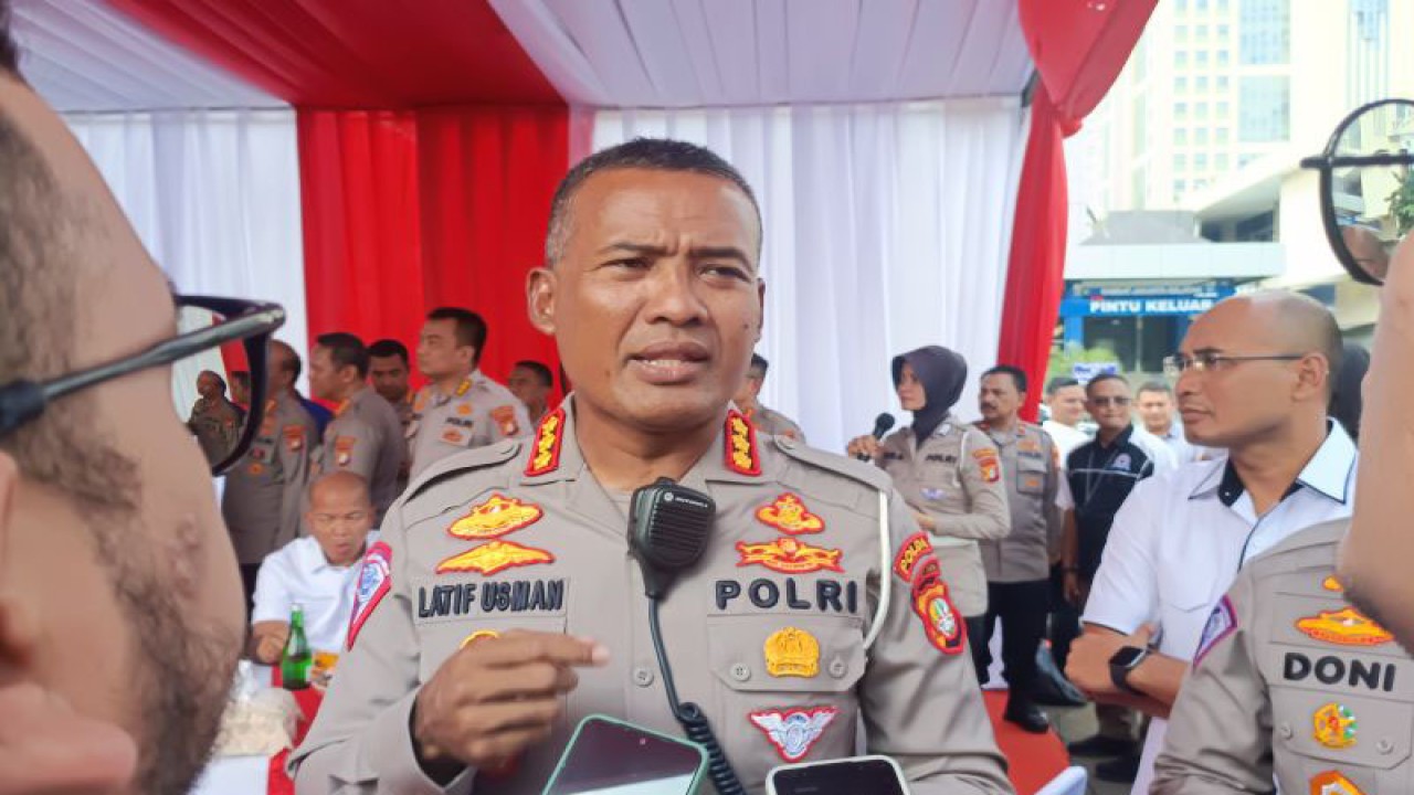 Direktur Lalu Lintas Polda Metro Jaya Kombes Pol Latif Usman saat diwawancarai di Jakarta, Selasa (20/6/2023). ANTARA/Ilham Kausar