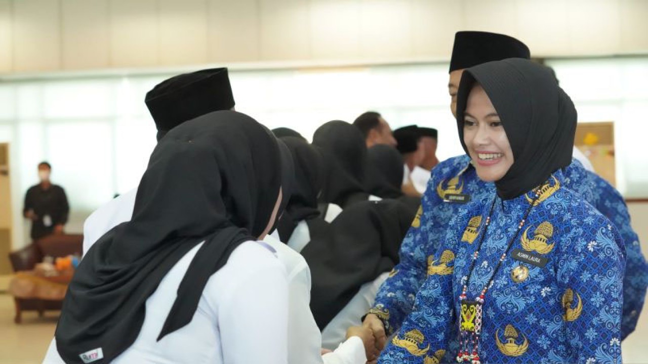 Bupati Nunukan Asmin Laura (kanan) memberi selamat kepada sejumlah Pegawai Pemerintah dengan Perjanjian Kerja (PPPK) yang telah resmi diangkat bekerja di lingkup Pemkab Nunukan, Senin (17/7/2023). (ANTARA/HO-Dokpim Nunukan)