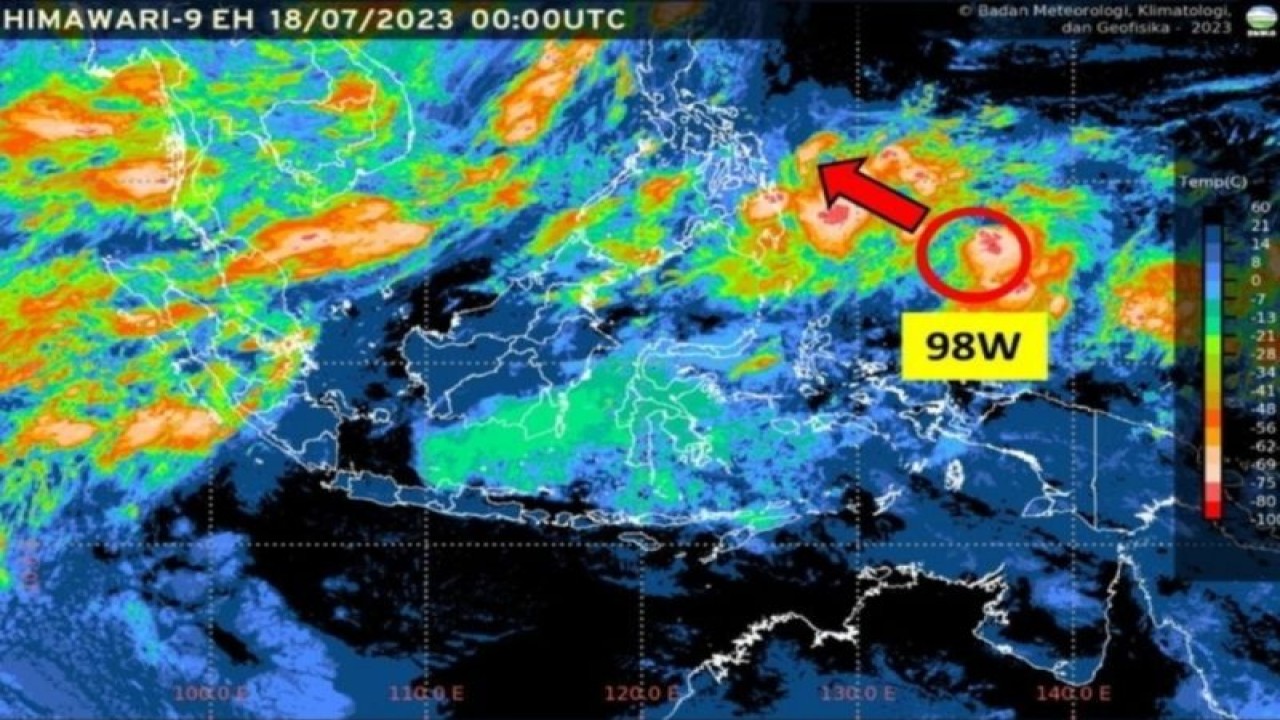 Layar citra satelit yang dipublikasikan BMKG mendeteksi bibit siklon tropis 98W, Selasa (18/7/2023). (ANTARA/HO-BMKG)
