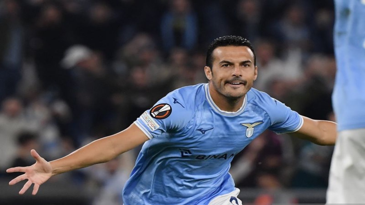 Penyerang Lazio Pedro melakukan selebrasi setelah mencetak gol dalam pertandingan Grup F Liga Europa melawan Midtjylland di Olympic stadium pada 27 Oktober 2022. Pedro perpanjang kontrak di Lazio hingga tahun depan. ANTARA/AFP/FILIPPO MONTEFORTE