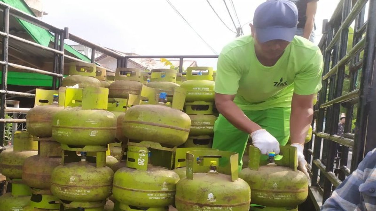 Dokumentasi - Pekerja sedang merapikan tabung gas LPG bersubsidi 3 kilogram ke salah satu pangkalan, di Banda Aceh, Kamis (23/2/2023). ANTARA/Rahmat Fajri.