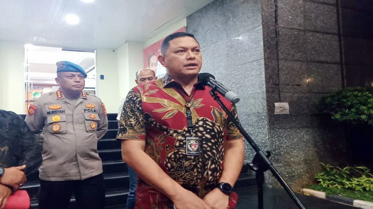 Direktur Reserse Kriminal Umum Polda Metro Jaya Kombes Pol Hengki Haryadi (kanan) saat melakukan konferensi pers di Gedung Ditreskrimum Polda Metro Jaya, Jumat (28/7/2023). ANTARA/Ilham Kausar/am.