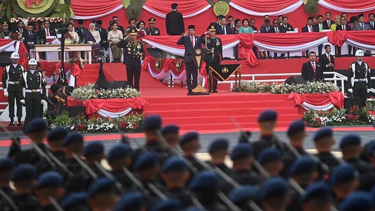 Presiden Joko Widodo (tengah) memimpin upacara peringatan HUT ke-77 Hari Bhayangkara di Stadion Utama Gelora Bung Karno, Jakarta, Sabtu (1/7/2023). ANTARA FOTO/Akbar Nugroho Gumay/foc/aa. (ANTARA FOTO/AKBAR NUGROHO GUMAY)