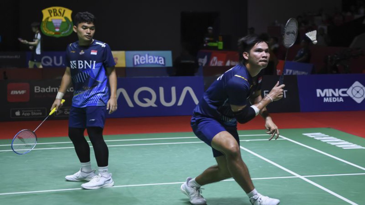 Pebulu tangkis ganda putra Indonesia Daniel Marthin (kanan) dan Leo Rolly Carnando (kiri) mengembalikan kok ke arah lawannya ganda putra Malaysia Ong Yew Sin dan Teo Ee Yi dalam babak 16 besar turnamen Indonesia Open 2023 di Istora Senayan, Jakarta, Kamis (15/6/2023). ANTARA FOTO/M Risyal Hidayat/rwa. (ANTARA FOTO/M RISYAL HIDAYAT)