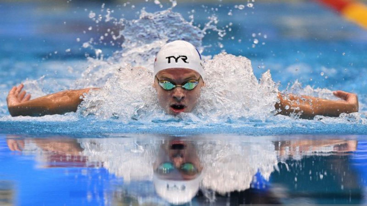 Perenang Prancis Leon Marchand berkompetisi pada babak final 400m medley putra pada Kejuaraan Dunia Akuatik FINA 2023 di Fukuoka, Jepang, 23 Juli 2023. (ANTARA/AFP/MANAN VATSYAYANA)
