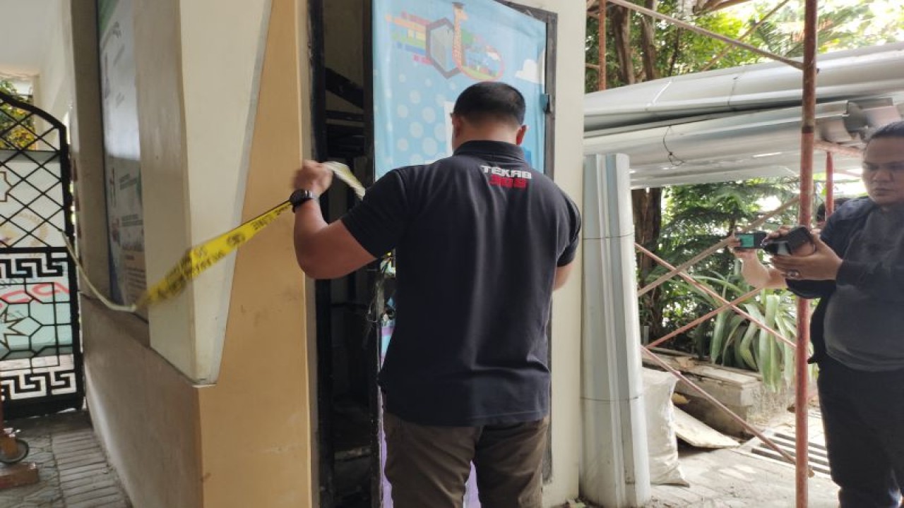 Pihak kepolisian sedang memasang garis polisi pada lift yang terjatuh di Az-Zahrah yang menyebabkan kematian pada tujuh orang. Bandarlampung, Kamis, (6/7/2023). (ANTARA/Dian Hadiyatna)