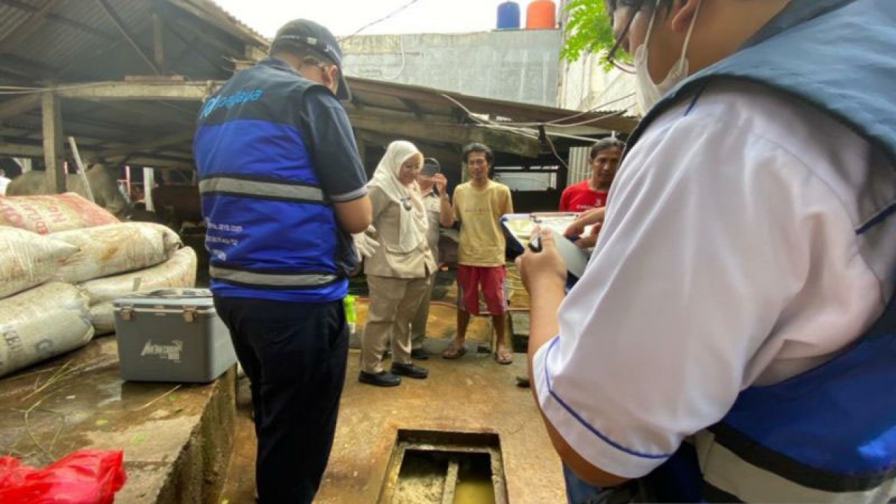 Perumda Paljaya bersama pihak kelurahan Cikoko meninjau lokasi limbah ternak sapi resahkan warga, Jakarta, Senin (26/6/2023). ANTARA/Luthfia Miranda Putri