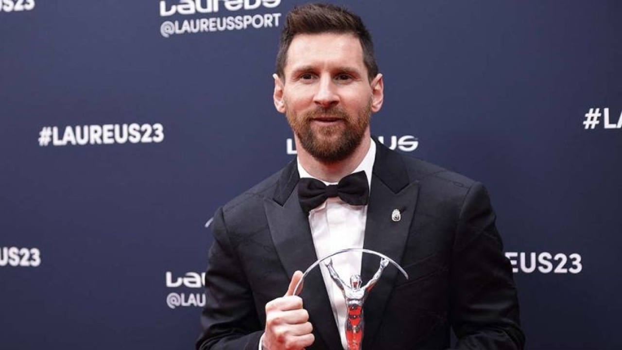 Pesepak bola Lionel Messi berpose setelah meraih penghargaan the 2023 Laureus World Sportsman of the Year di Paris, Prancis, Selasa (9/5/2023). Penghargaan tersebut merupakan anugerah tahunan sejak tahun 2000 untuk olahragawan pria terbaik. ANTARA FOTO/Reuters/Johanna Geron/nym.