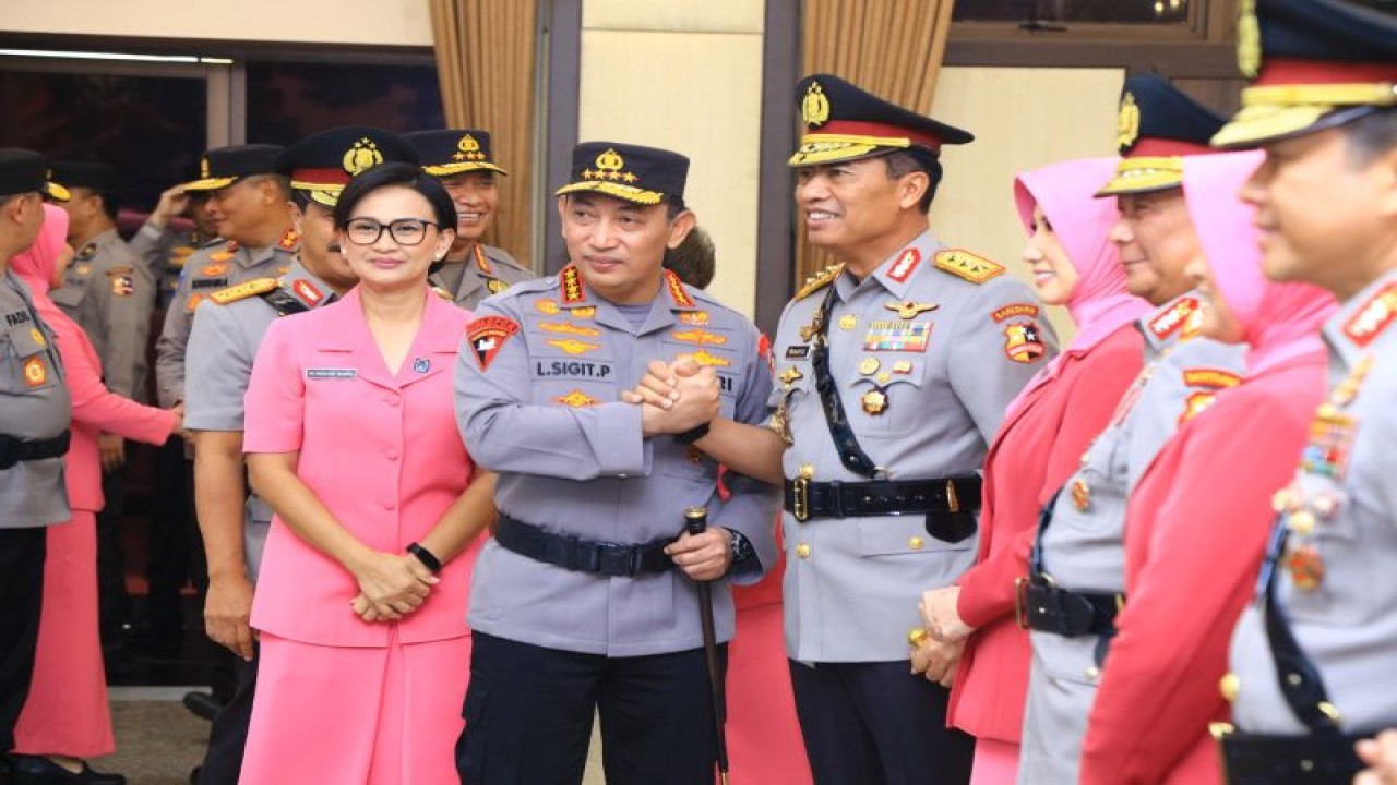 Kapolri Jenderal Pol. Listyo Sigit Prabowo bersamalam dengan Komjen Pol. Wahyu Widada yang dilantik sebagai Kabareskrim Polri di Mabes Polri, Jakarta, Jumat (14/7/2023). (ANTARA/HO-Divisi Humas Polri)