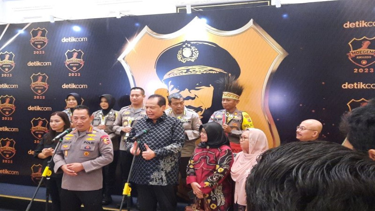 Kapolri Jenderal Pol. Listyo Sigit Prabowo memberikan keterangan pers di sela-sela acara Hoegeng Award 2023 di Gedung Tribrata, Jakarta Selatan, Jumat (14/7/2023). ANTARA/Laily Rahmawaty