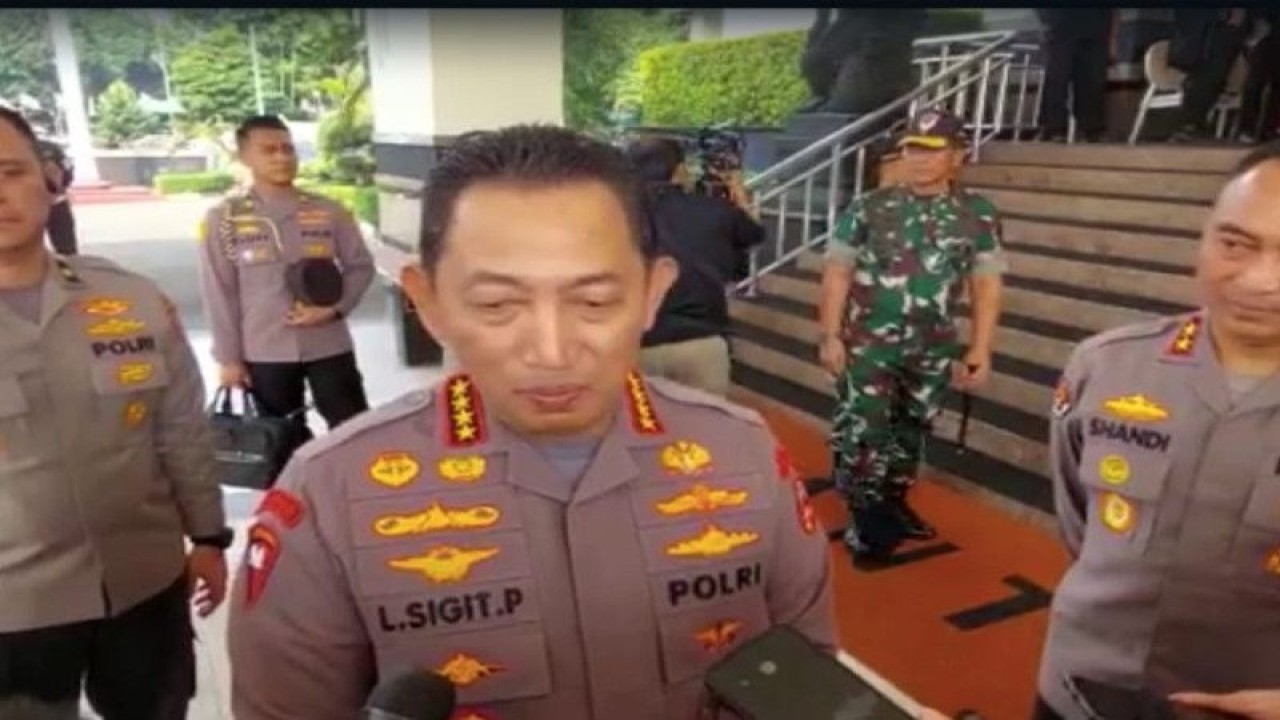 Kapolri Jenderal Pol. Listyo Sigit Prabowo memberikan keterangan kepada wartawan di sela-sela acara Pembekalan Kepada Calon Perwira Remaja (Capaja) TNI-Polri Tahun 2023, di Balai Sudirman, Jakarta, Jumat (21/7/2023). ANTARA/Laily Rahmawaty