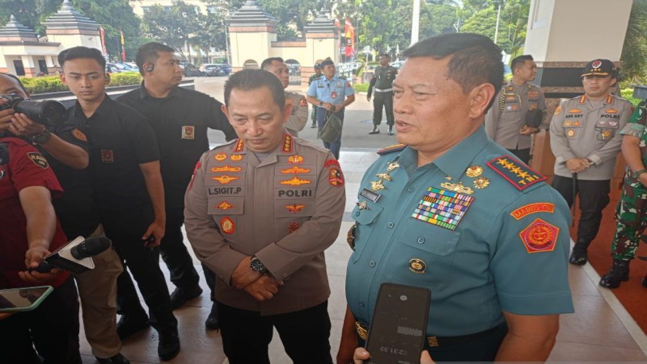 Kapolri Jenderal Pol Listyo Sigit Prabowo bersama Panglima TNI Laksamana TNI Yudo Margono memberikan keterangan kepada wartawan di Jakarta, Jumat (21/7/2023). ANTARA/Rangga Pandu Asmara Jingga