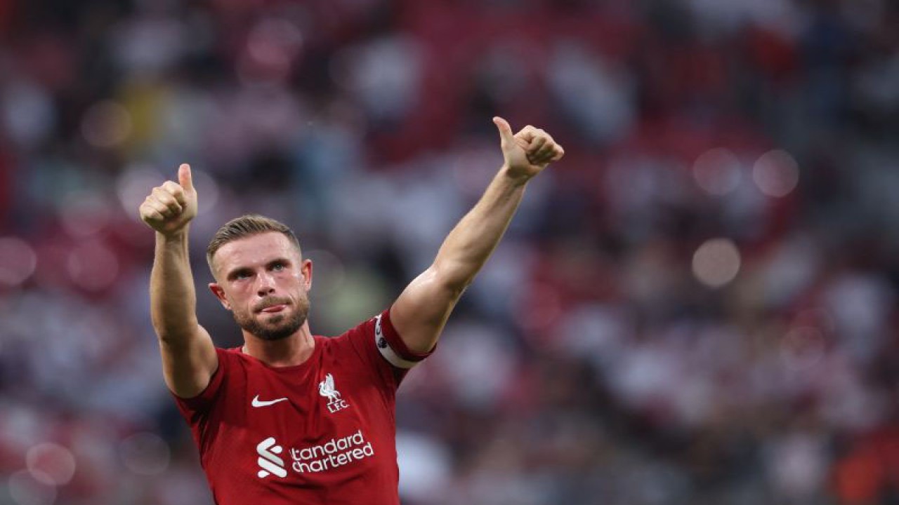 Gelandang Liverpool Jordan Henderson dikabarkan akan gabung klub Arab Saudi Al Ettifaq. ANTARA/AFP/RONNY HARTMANN
