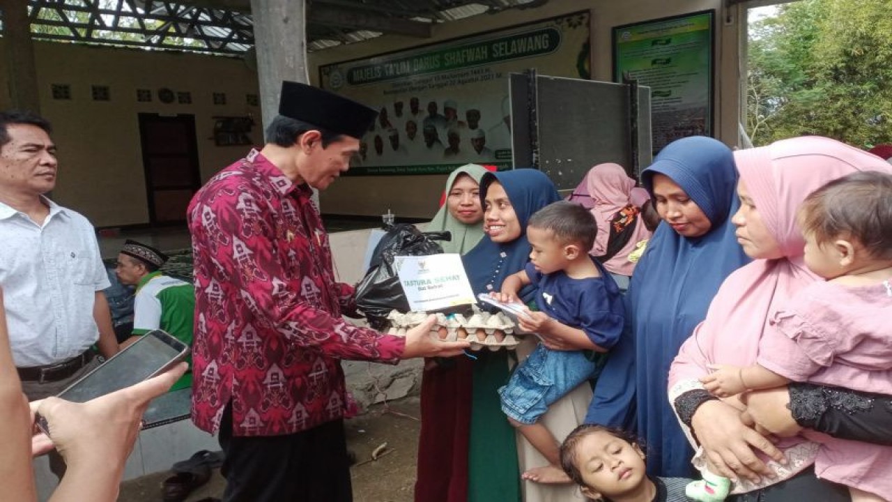 Wakil Bupati Lombok Tengah HM Nursiah menyerahkan bantuan telur kepada warga yang punya anak balita di Desa Tanah Awu, Kecamatan Pujut, Kabupaten Lombok Tengah, Provinsi Nusa Tenggara Barat, Selasa (11/7/2023). (ANTARA/Akhyar)