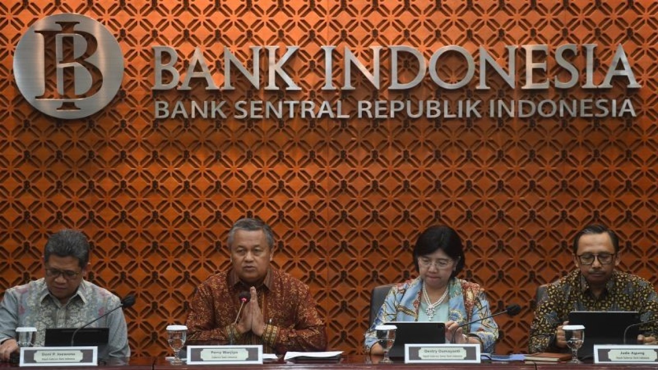 Dokumentasi - Gubernur BI Perry Warjiyo (kedua kiri) memberikan keterangan disaksikan Deputi Gubernur Senior Destry Damayanti (kedua kanan) Deputi Gubernur Doni P Joewono dan Deputi Gubernur Juda Agung saat konferensi pers penetapan suku bunga acuan di Jakarta, Kamis (22/6/2023). ANTARA FOTO/Akbar Nugroho Gumay/foc. (ANTARA FOTO/AKBAR NUGROHO GUMAY)
