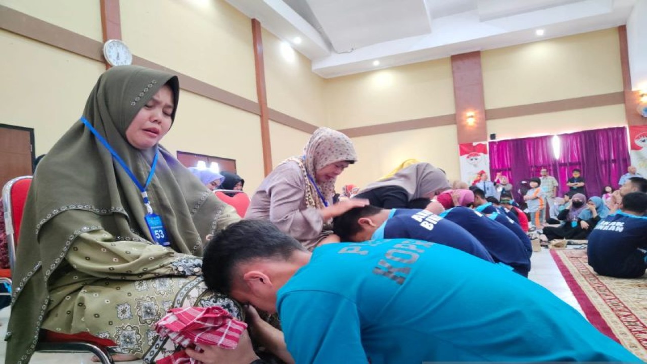 Para orang tua dari anak binaan menerima permintaan maaf dan basuhan kaki dari para buah hatinya dalam peringatan Hari Anak Nasional di Lembaga Pembinaan Khusus Anak (LPKA) Kelas II Bandung, Selasa (18/7/2023). ANTARA/Ricky Prayoga