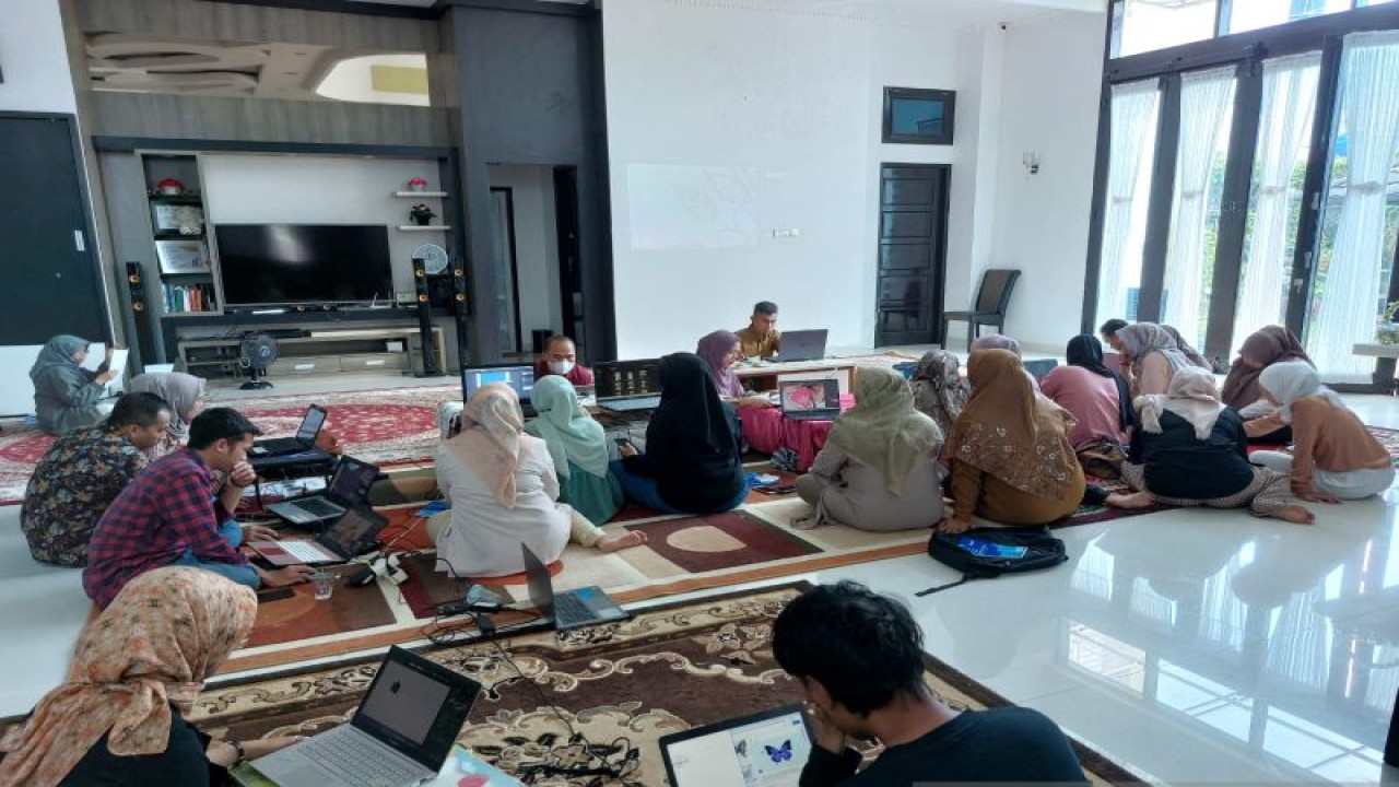 LPPM Universitas Andalas melatih para perajin tenun terkait desain dan digitalisasi tenun. (ANTARA/HO-Pribadi).