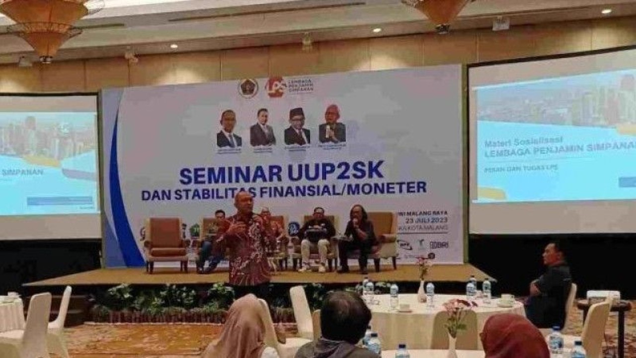 Humas LPS Haydin Haritzon saat memaparkan materi pada Seminar bertajuk UU P2SK dan Stabilitas Finansial/Moneter yang diselenggarakan Persatuan Wartawan Indonesia (PWI) Malang Raya dalam rangkaian Uji Kompetisi Wartawan (UKW) angkatan ke-51 di Malang, Minggu (23/7/2023) petang. (ANTARA/HO/PWI Malang Raya)