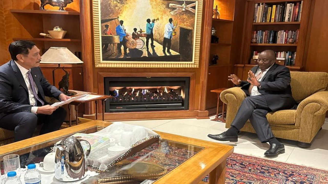 Menteri Koordinator Bidang Kemaritiman dan Investasi (Menko Marves) Luhut Binsar Pandjaitan (kiri) dalam pertemuan dengan Presiden Afrika Selatan Cyril Ramaphosa (kanan) dalam kunjungan kerja ke Johannesburg, Afrika Selatan, Selasa (11/7/2023). ANTARA/HO-Kemenko Kemaritiman dan Investasi