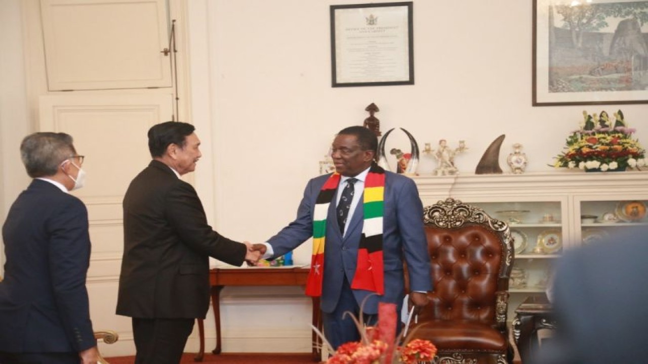 Pertemuan Menko Kemaritiman dan Investasi Luhut Binsar Pandjaitan dengan Presiden Republik Zimbabwe Emmerson Mnangagwa di Zimbabwe, Selasa (24/1/2023). ANTARA/HO Kemenko Kemaritiman dan Investasi