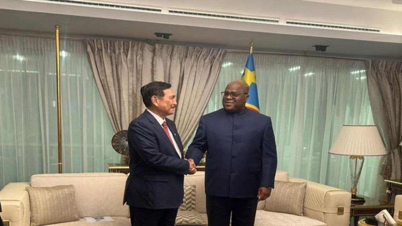 Menko Kemaritiman dan Investasi (Marves) Luhut Binsar Pandjaitan (kiri) dan Presiden Republik Demokratik Kongo Felix Tshisekedi (kanan) dalam pertemuan di Kinshasa, Kongo. (ANTARA/HO-Kemenko Kemaritiman dan Investasi)