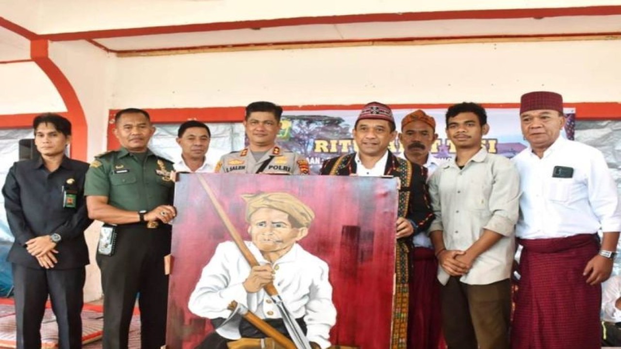 Keluarga besar Ema Motang Rua menyerahkan cenderamata berupa lukisan Motang Rua kepada Pemerintah Kabupaten Manggarai yang diterima Bupati Manggarai Provinsi Nusa Tenggara Timur Heribertus Nabit (ketiga dari kanan) (ANTARA/HO-Bagian Protokol dan Komunikasi Pimpinan Setda Kabupaten Manggarai)