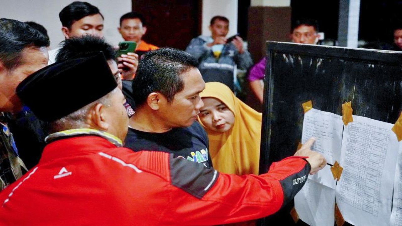 Bupati Lumajang Thoriqul Haq melihat data warga yang mengungsi untuk menghindari dampak banjir lahar dingin Gunung Semeru di posko pengungsian di Desa Jarit, Kabupaten Lumajang, Provinsi Jawa Timur, Jumat (7/7/2023) malam. (ANTARA/HO-Diskominfo Lumajang)