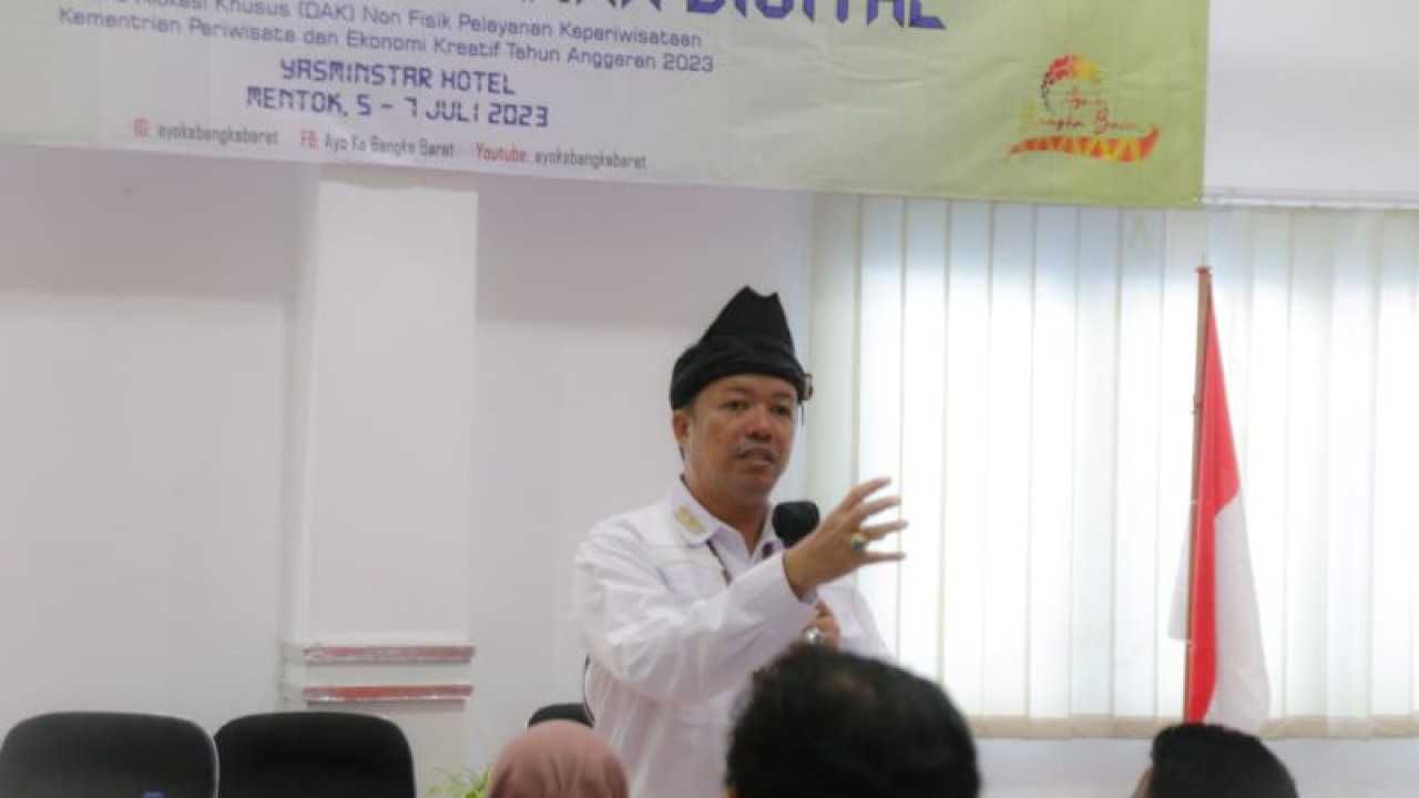 Kepala Dinas Pariwisata dan Kebudayaan Kabupaten Bangka Barat M. Ali memberikan motivasi kepada para pelaku wisata, pengelola desa wisata dan pelaku usaha ekonomi kreatif agar bisa bersama-sama memajukan pariwisata daerah. (ANTARA/HO-Disparbud Kabupaten Bangka Barat)