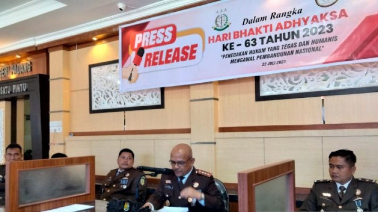 Kepala Kejari Padang M Fatria saat memberikan jumpa pers dalam peringatan Hari Bhakti Adhyaksa 2023 di Padang, Sabtu (22/7). ANTARA/FathulAbdi