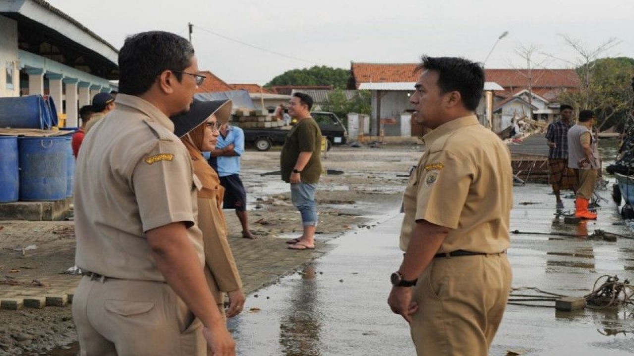 Sekretaris Daerah Kabupaten Pekalongan M. Yulian Akbar (Kanan) saat meninjau wilayah terdampak rob di Kecamatan Wonokerto, Rabu (5/7/2023). (Humas/HO- Humas Kabupaten Pekalongan)