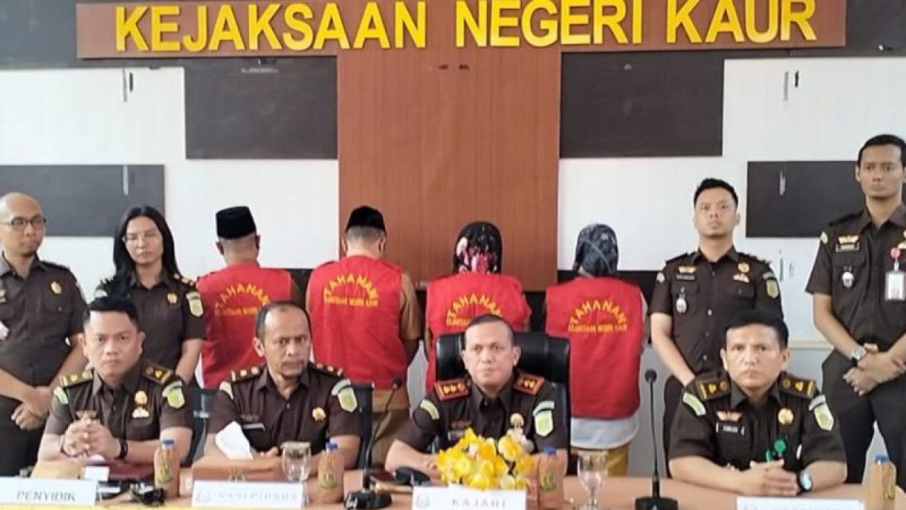 Kepala Kejaksaan Negeri Kaur, Muhammad Yunus, saat konferensi pers penetapan tersangka kasus korupsi dana BOK 2022, di Bengkulu, Senin. ANTARA/Anggi Mayasari
