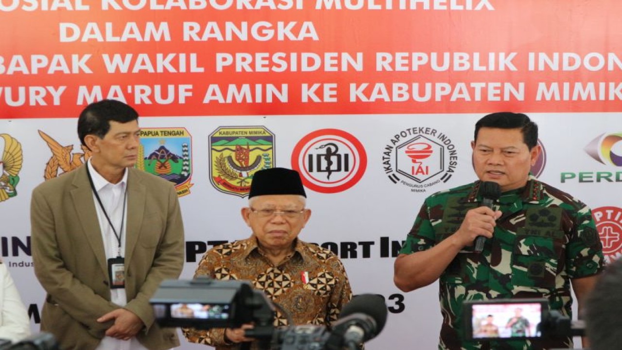 Panglima TNI Laksamana TNI Yudo Margono (kanan) mendampingi Wapres Ma'ruf Amin memberikan keterangan pers kepada wartawan di RSUD Timika, Papua Tengah, Rabu (12/7/2023). ANTARA/Rangga Pandu Asmara Jingga