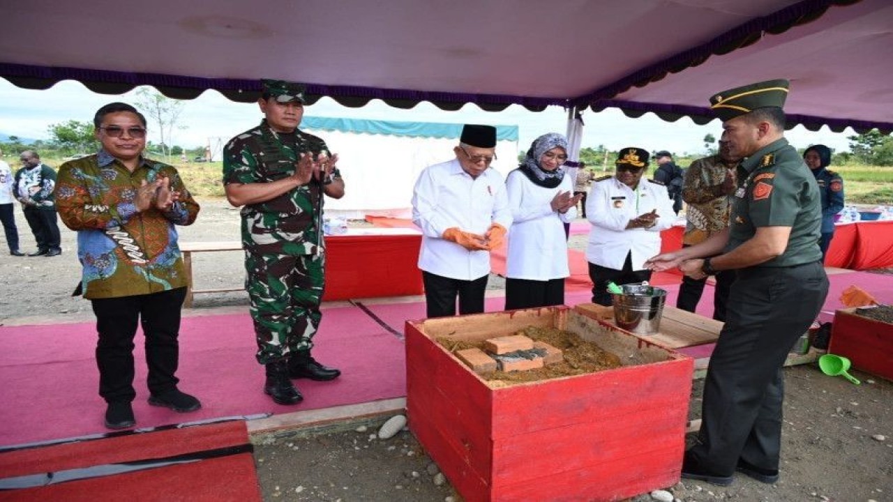 Wapres Ma'ruf Amin meletakkan batu pertama pembangunan pusat pemerintahan Pemerintah Provinsi Papua Tengah di Nabire, Papua Tengah, Kamis (13/7/2023). (ANTARA/HO-BPMI Setwapres).
