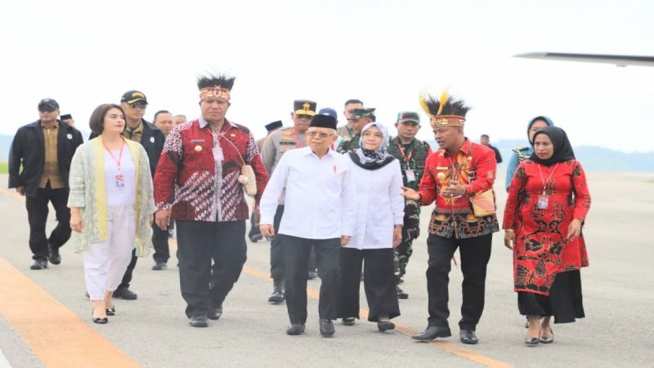Penjabat Gubernur Papua Barat Paulus Waterpauw bersama rombongan menjemput kedatangan Wapres Ma'ruf Amin bersama istri di Bandara Torea, Kabupaten Fakfak, Kamis siang. (ANTARA/HO-Tim media Gubernur Papua Barat)