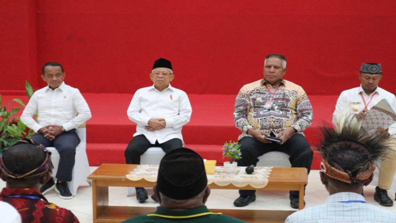 Wakil Presiden Ma'ruf Amin (kedua dari kiri) saat bertemu tokoh agama dan adat Fakfak, Papua Barat, Jumat (14/7/2023). ANTARA/Rangga Pandu Asmara Jingga