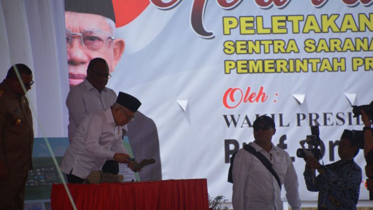 Penjabat Gubernur Papua Barat Daya Muhammad Musa'ad saat mendampingi Wakil Presiden (Wapres) K. H. Ma’ruf Amin ketika meletakan batu pertama pembangunan pusat perkantoran provinsi termuda itu di Stadion Wombik, Kota Sorong. (ANTARA/Yuvensius Lasa Banafanu)